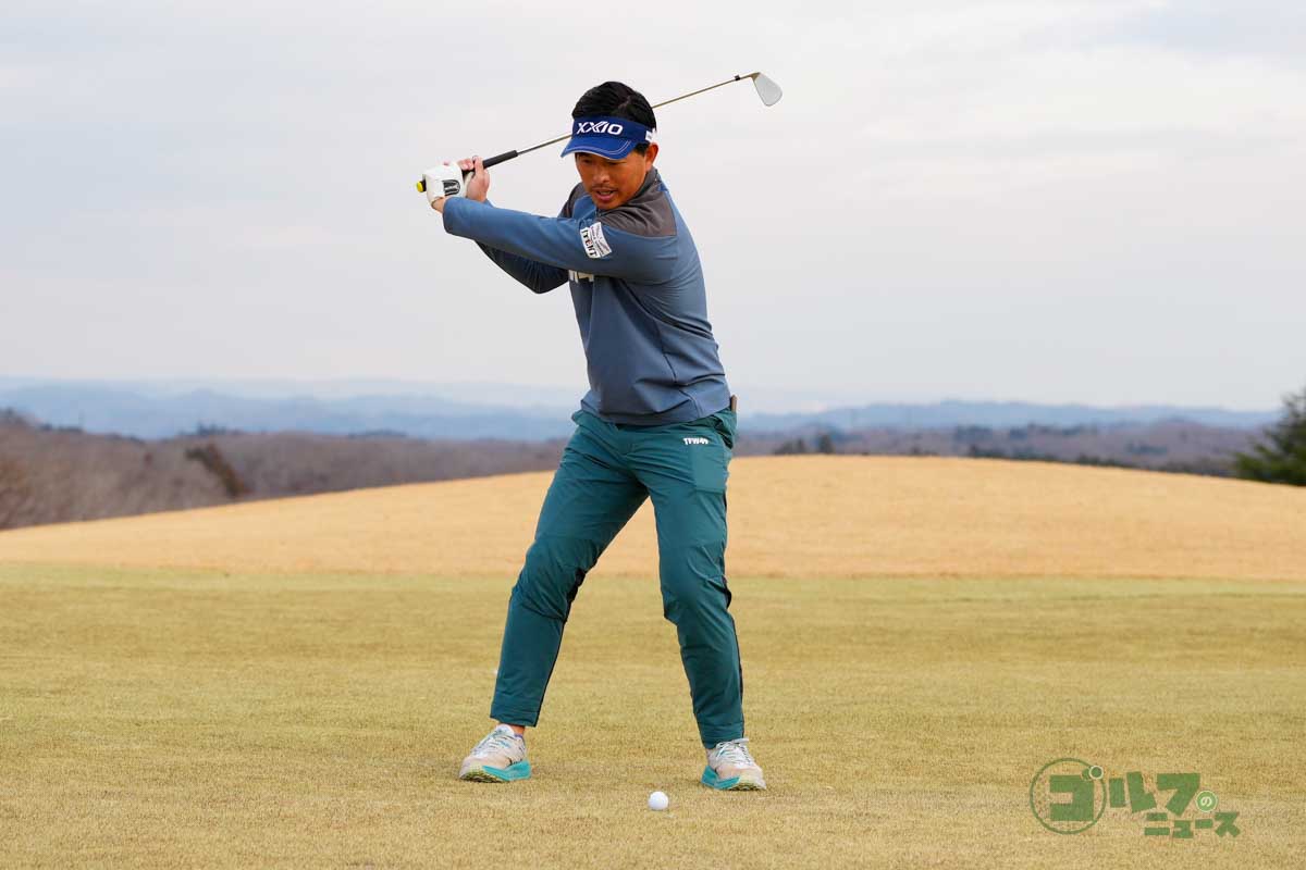 切り返しで手首の力を抜いたら、その際にできる手首のコックをキープしたままクラブを下ろしてくると、ハンドファーストインパクトになる　写真:鈴木祥