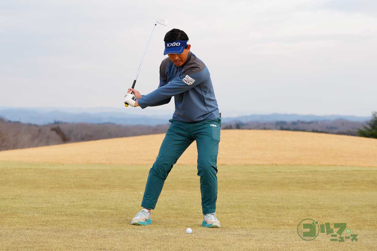 切り返しで手首の力を抜いたら、その際にできる手首のコックをキープしたままクラブを下ろしてくると、ハンドファーストインパクトになる　写真:鈴木祥