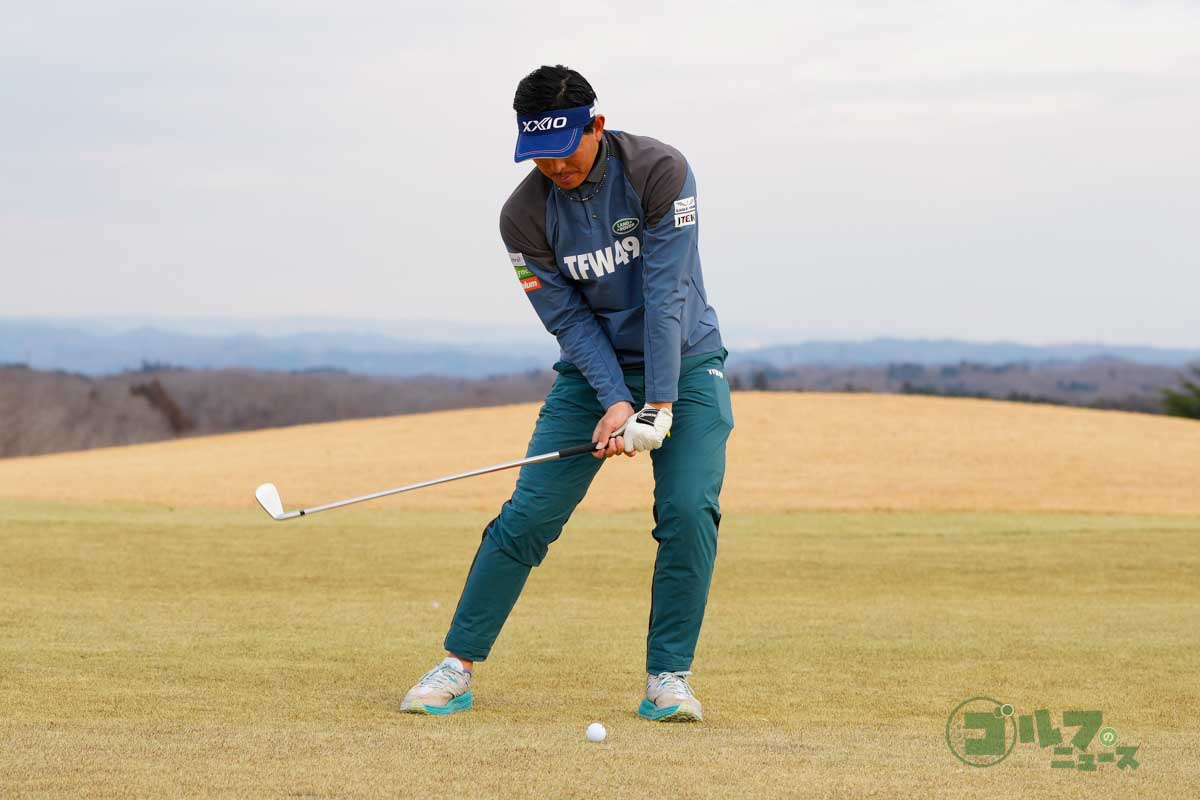 切り返しで手首の力を抜いたら、その際にできる手首のコックをキープしたままクラブを下ろしてくると、ハンドファーストインパクトになる　写真:鈴木祥