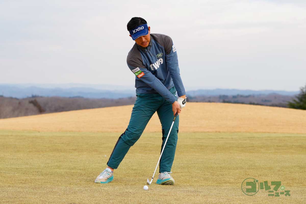 切り返しで手首の力を抜いたら、その際にできる手首のコックをキープしたままクラブを下ろしてくると、ハンドファーストインパクトになる　写真:鈴木祥