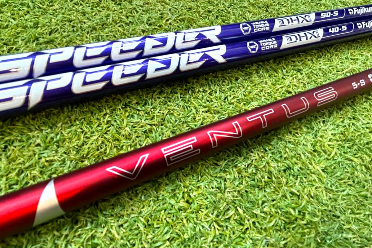 最新人気ドライバーとのカラーリングの相性も非常にいいフジクラ「24 VENTUSレッド」(写真下)と「SPEEDER NX バイオレット」(写真上)