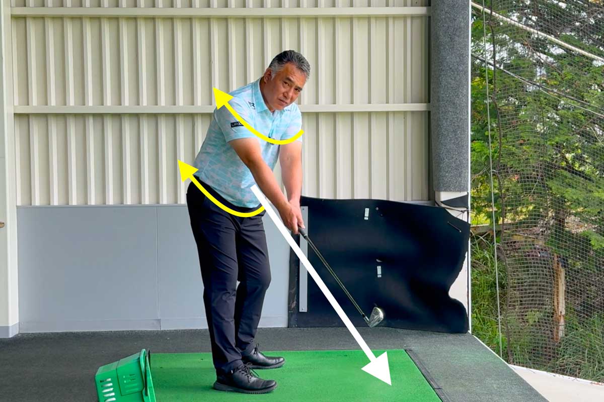 アドレス時の体とグリップの距離が、徐々に離れていくのが正しいバックスイング