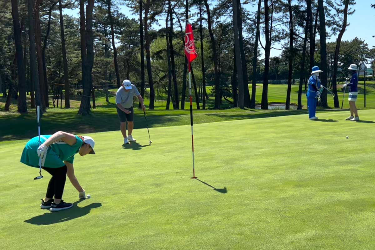 カップから遠い人がパットする準備に時間がかかりそうなら、近くてもすぐ打てる人からプレーする