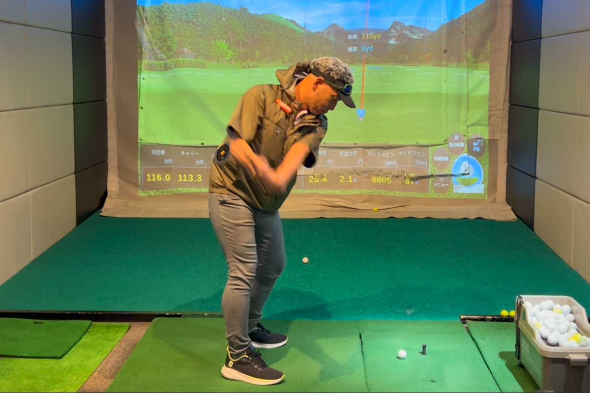 前面の膨らんだ空気はスイング中に邪魔ではないが、アドレス時の違和感やベストが潰れる感覚など「慣れ」は必要