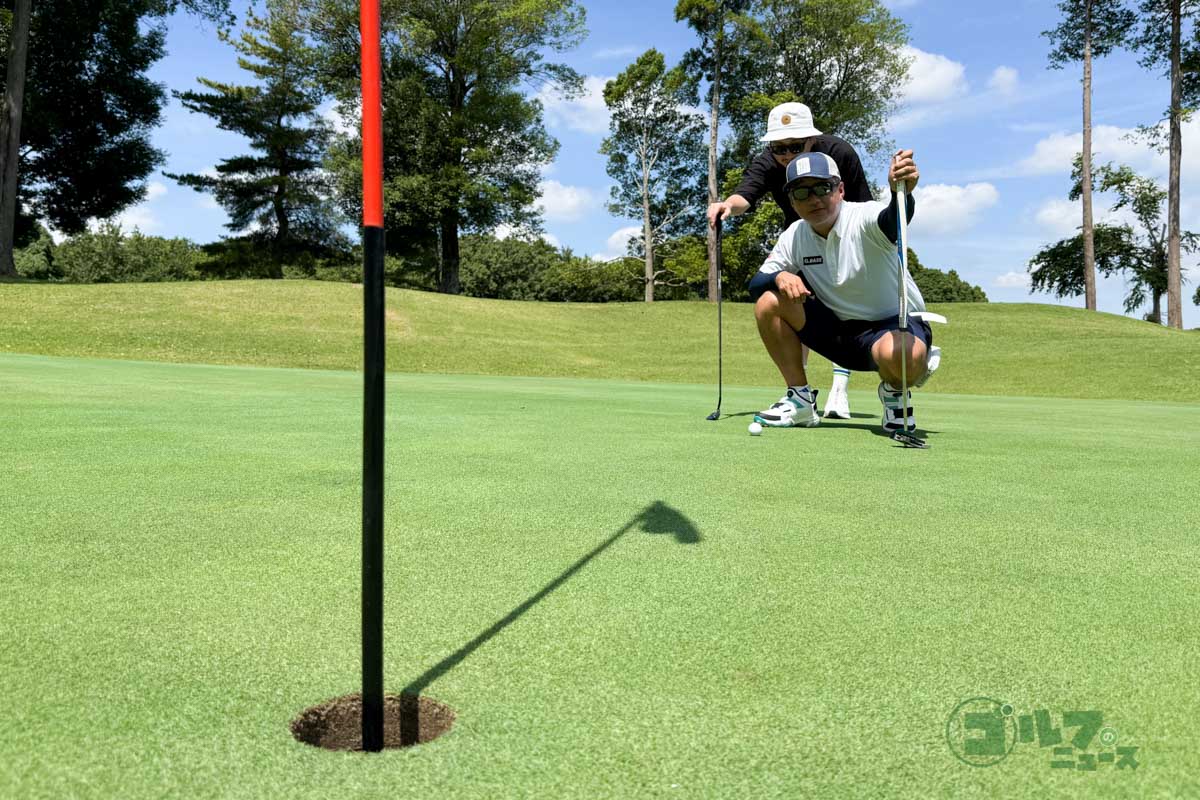 ライン読みなど、2人で協力してスコアを伸ばしていくのもダブルス競技の楽しさ