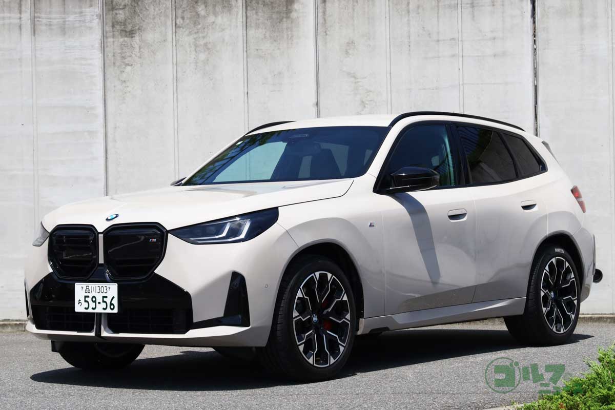 第4世代のX3は金属の塊から削り出したようにシャープで力強いプロポーションが特徴