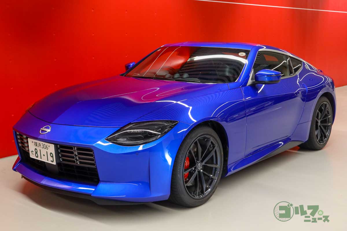 ひと目でそれと分かるロングノーズ・ショートデッキ。ボディカラーは2025年モデルの新色ワンガンブルー