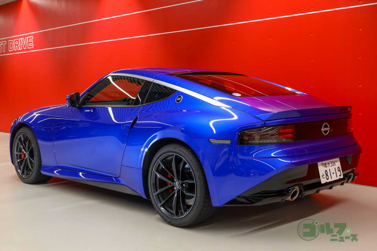 いかにもFR（後輪駆動）スポーツらしい大きく張り出したブリスターリヤフェンダー