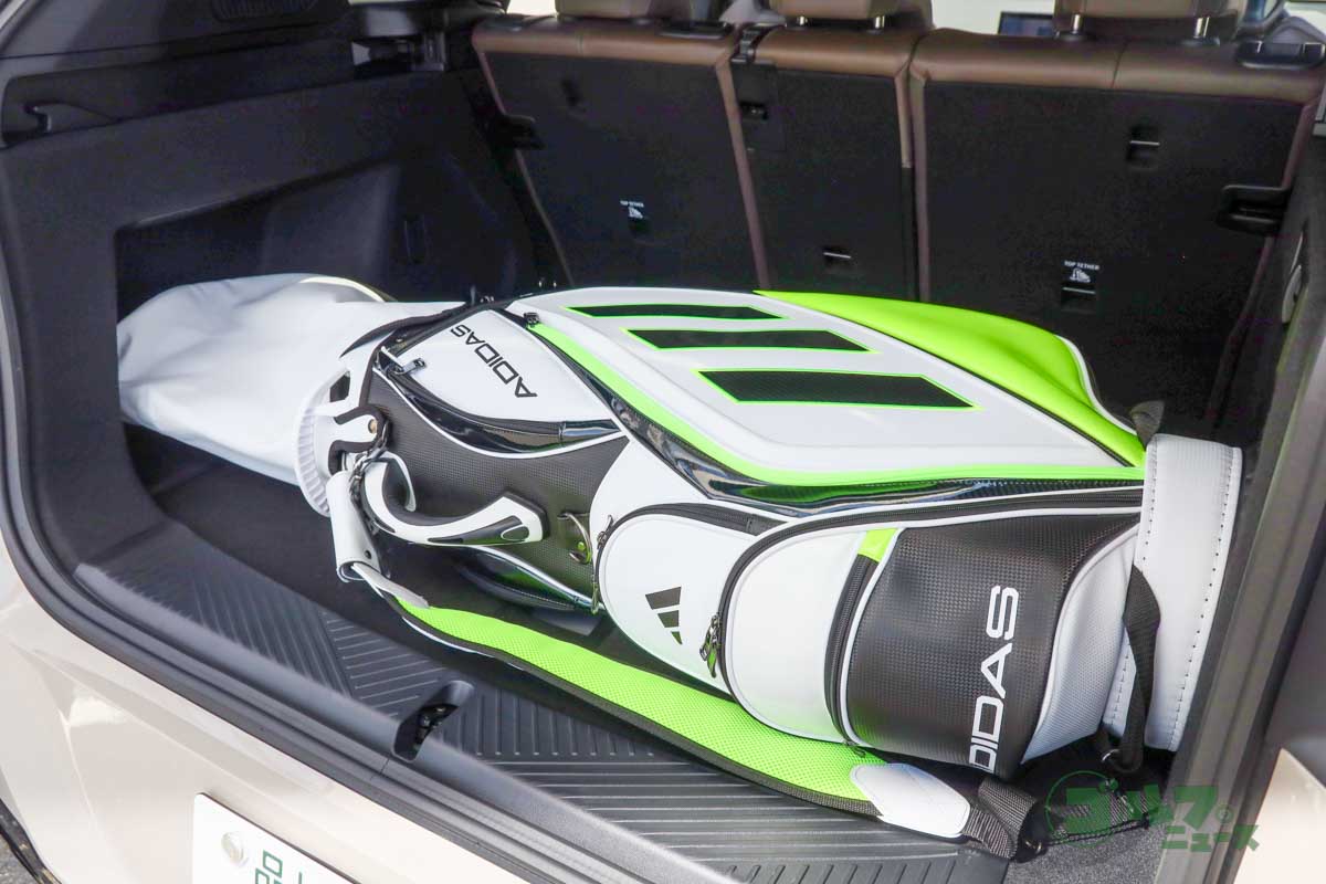 荷室のくぼみ部分を活用することで、フルサイズのキャディーバッグ1本ならヨコ積みできる