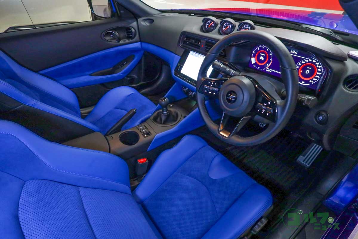 歴代モデルのデザインを継承しながら、メーターディスプレイなどアップデートさせたコクピット