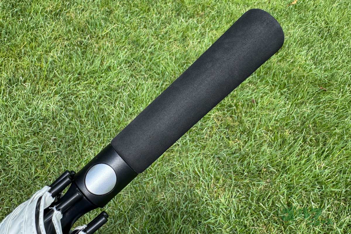 持ち手はEVA素材で触り心地がよく、ワンタッチで開けるのも使い勝手がいい