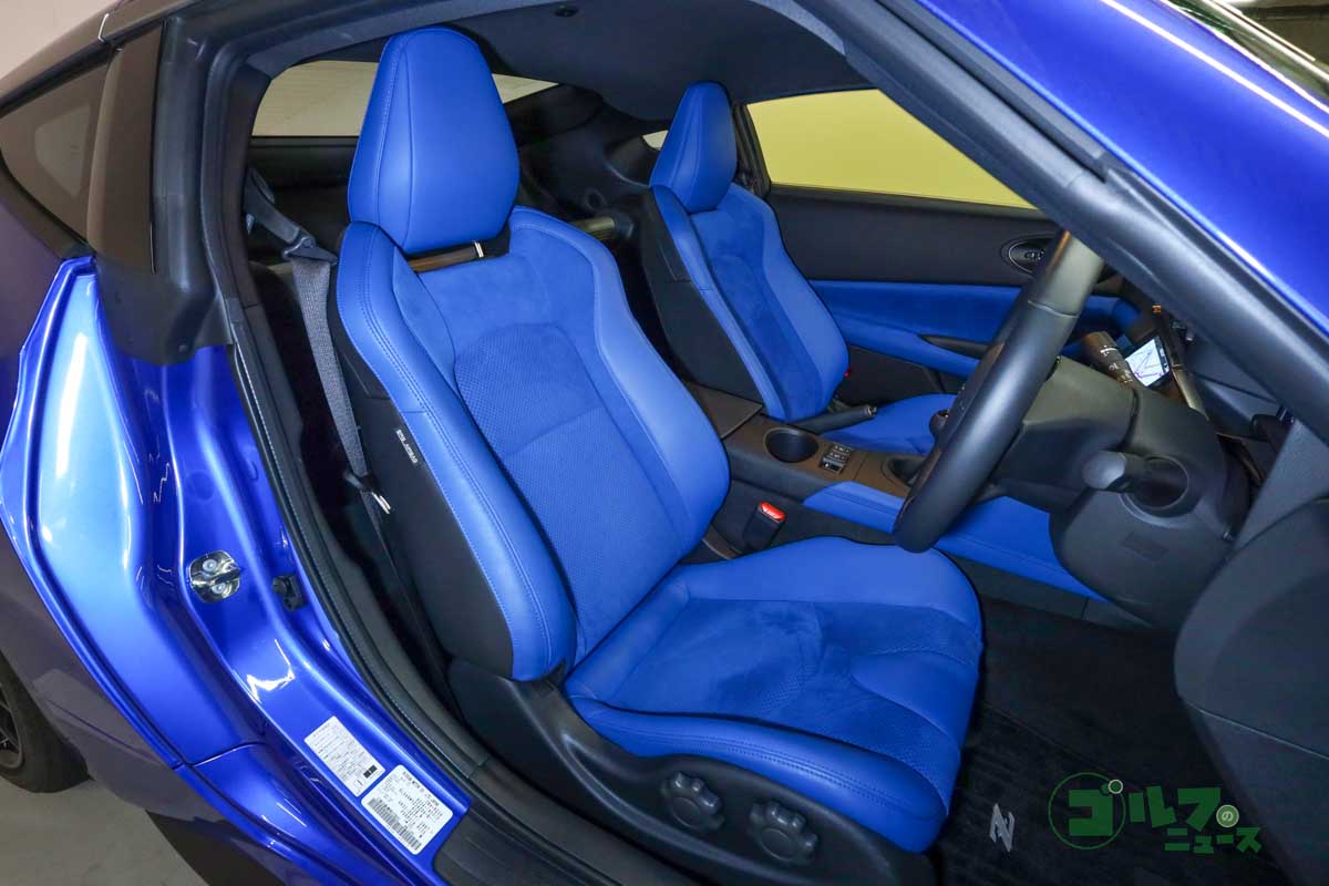 強い横Gでも身体をしっかりホールドしてくれるスポーツシートが走りをサポートする