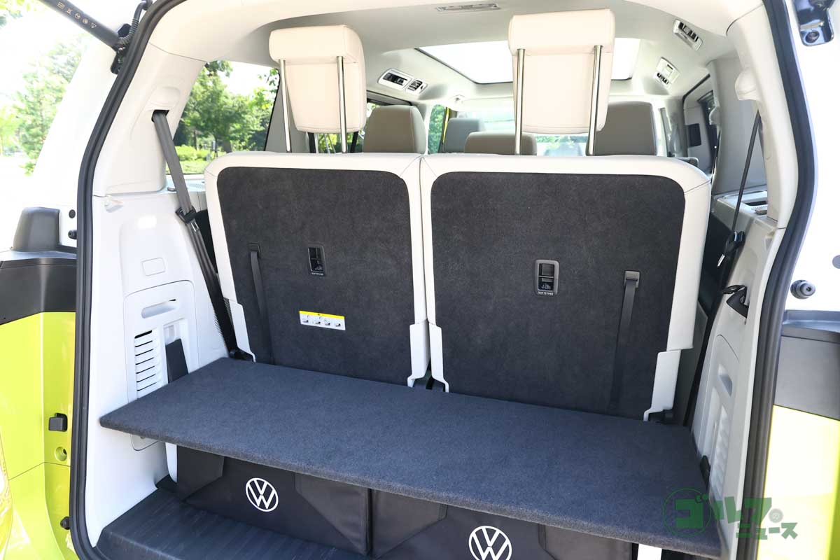 左右分割式の3列目シートをどちらも使用した状態だと荷室空間は必要最小限