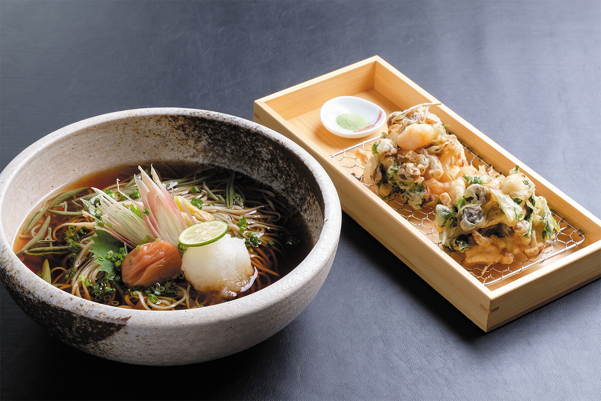 海老と旬野菜のかき揚げ（2個付き）も美味な「冷やしかけそば」（2750円・昼食付きの場合の差額は＋550円）　写真提供:つつじヶ丘カントリー倶楽部