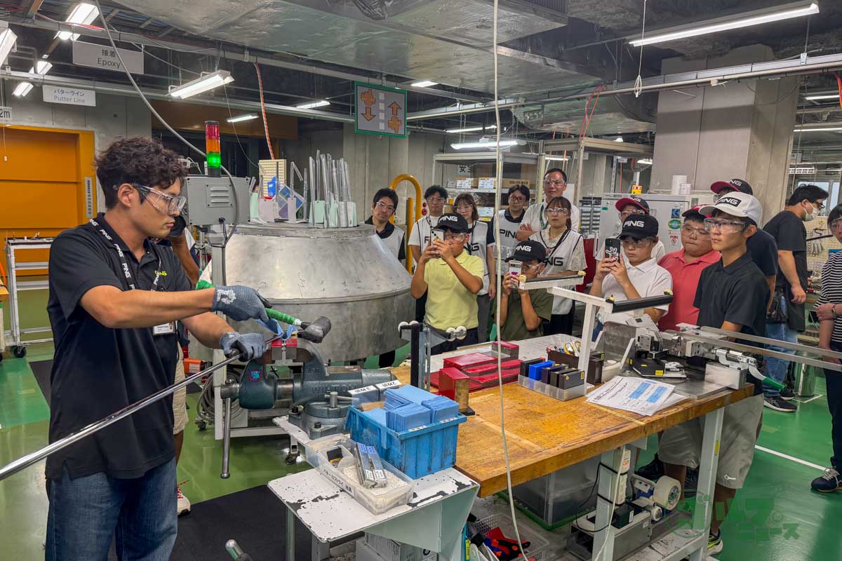 職人さんがジュニアゴルファーの目の前でクラブ調整をしてくれる