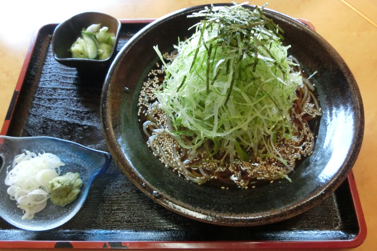 人気の料理ゆえ、売り切れ御免の「レタスそば」（昼食付きの場合の差額は+528円）。「レタスうどん」もあり（同差額は+451円）　写真提供:郡山熱海カントリークラブ