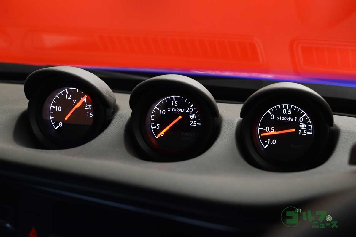 伝統の3連サブメーターは右からブースト計、ターボ回転計、電圧計を採用している