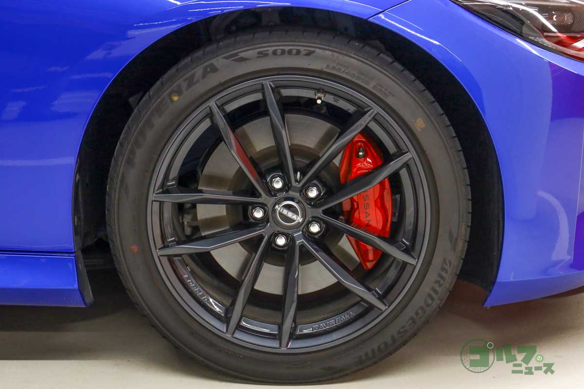 4輪アルミキャリパー対向ピストンブレーキを採用。ホイールはレイズ製の鍛造19インチ
