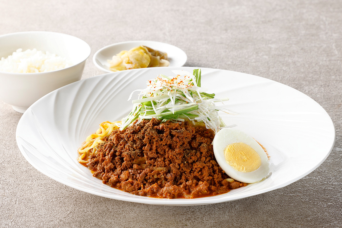 「冷やし担担麺」（単品1620円、昼食付きプランの場合の差額は＋300円）。PGMグループの一部のコースでも提供中　写真提供:東名厚木カントリー倶楽部