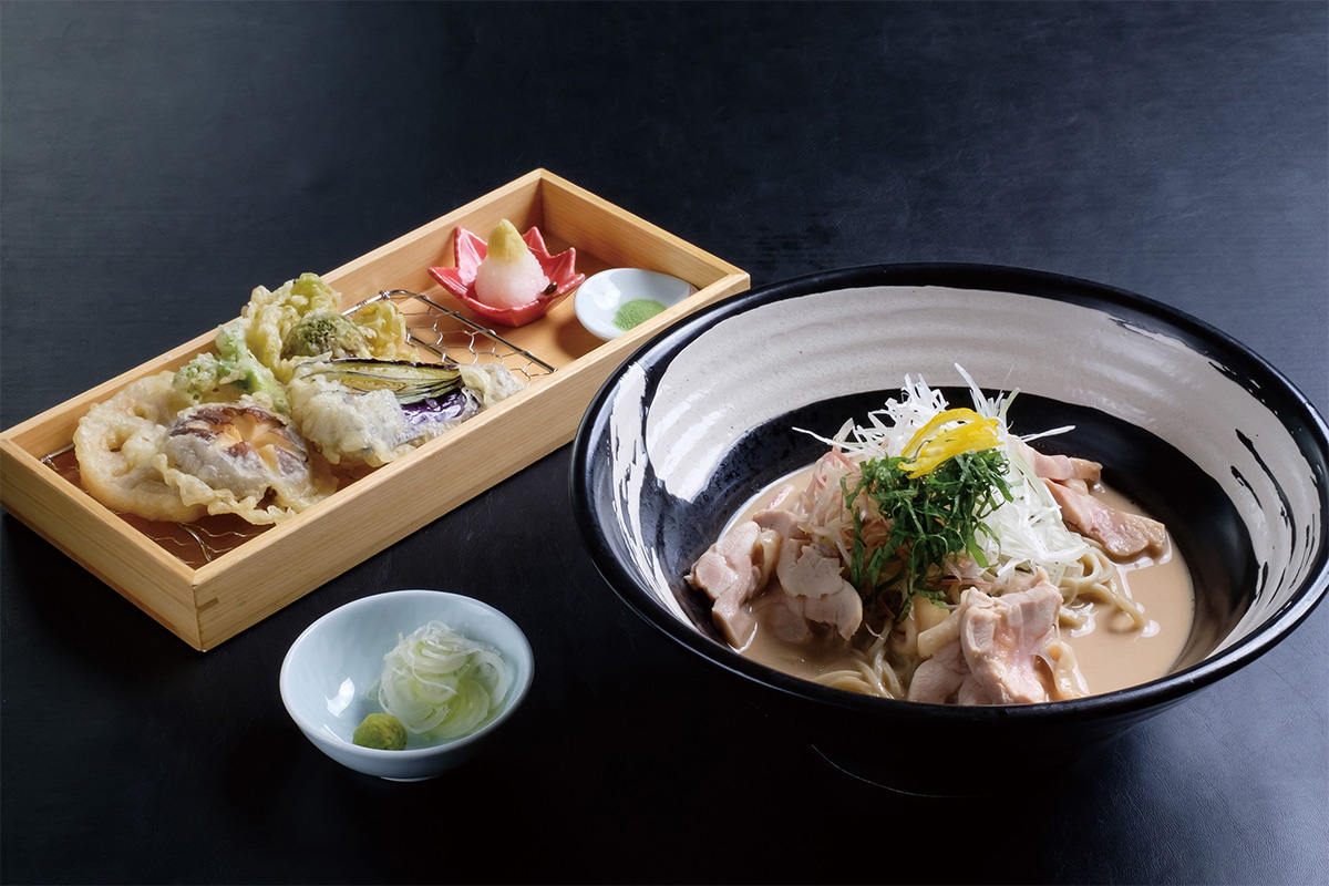 「蒸し鶏とみょうがの胡麻つゆそば」（2750円・昼食付きの場合の差額は＋550円）。海老と旬野菜のかき揚げ、野菜天付き　写真提供:つつじヶ丘カントリー倶楽部