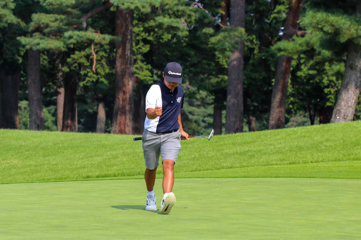 日本ジュニア男子15-17歳の部はプレーオフ1ホール目でバーディーを奪った道上崇琉（滝川第二高1年）が優勝　写真：清流舎