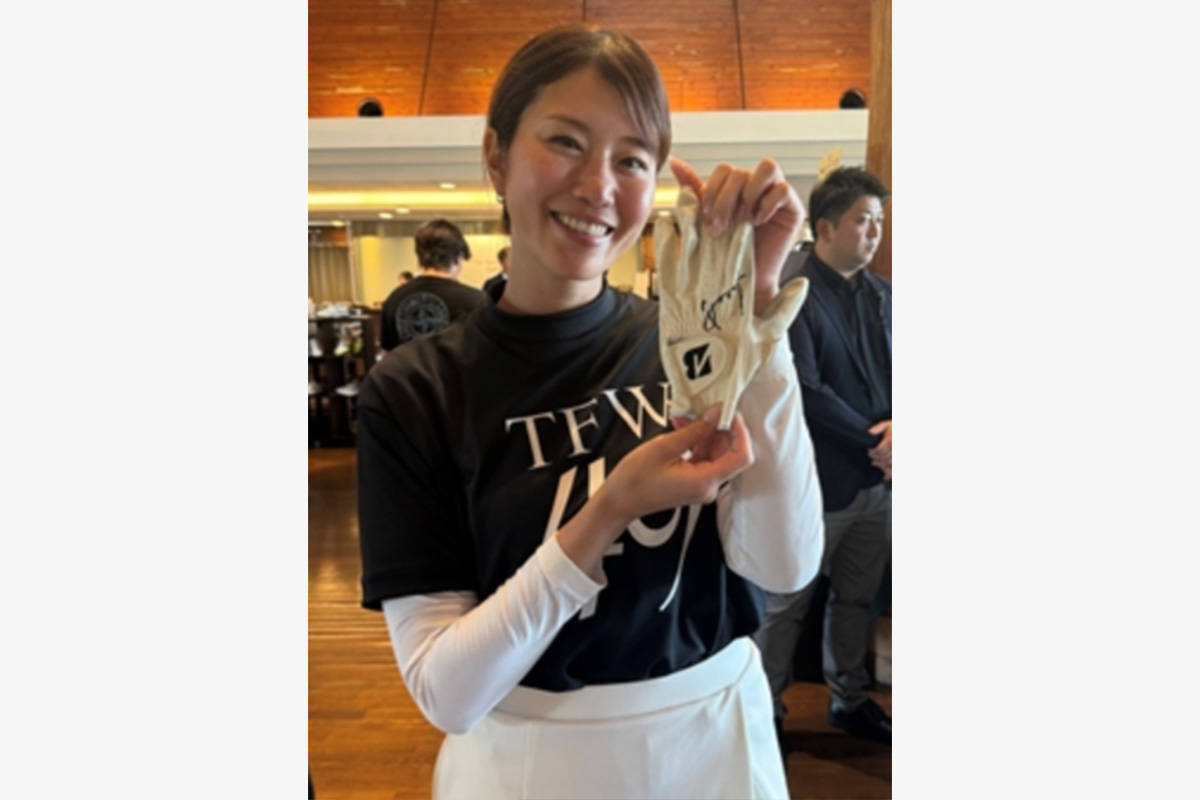 【稲村亜美】グローブ＆オリジナルトートバック（直筆サイン入り）　写真：オークションページより