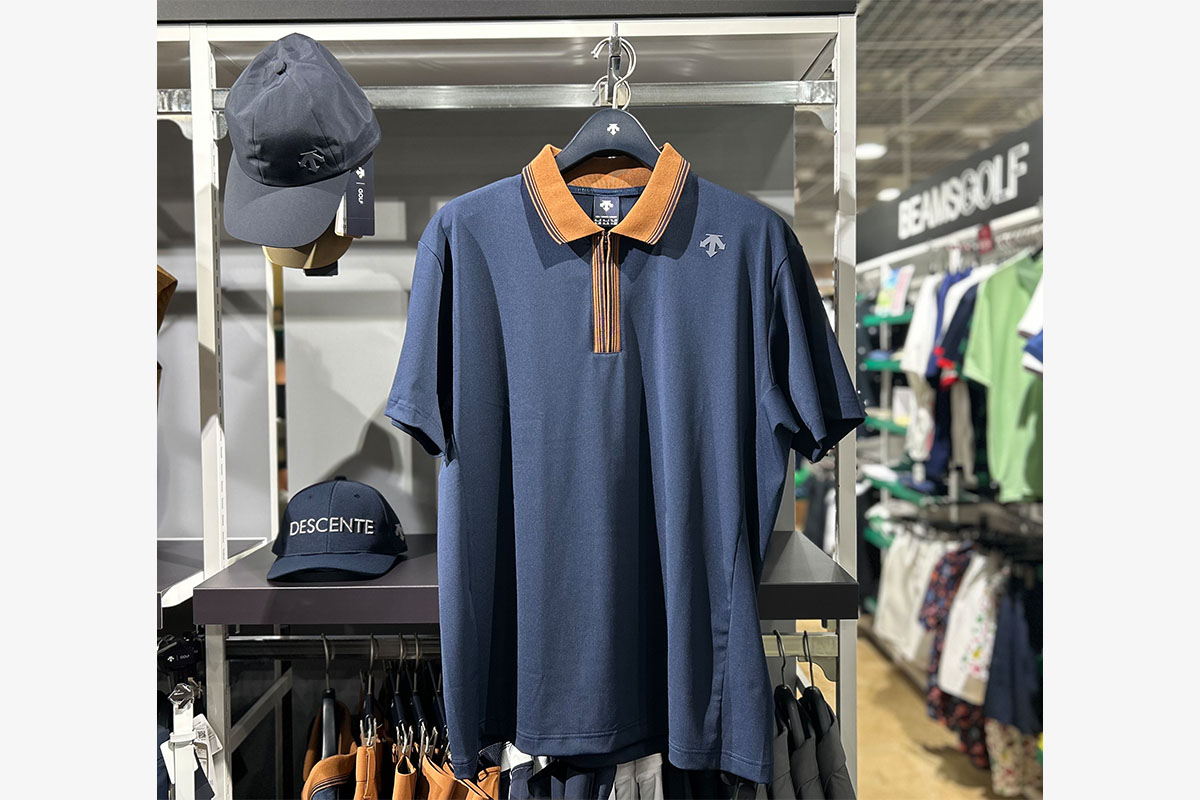 「デサントゴルフ」のハーフジップ半袖シャツ　写真：小松田浩喜