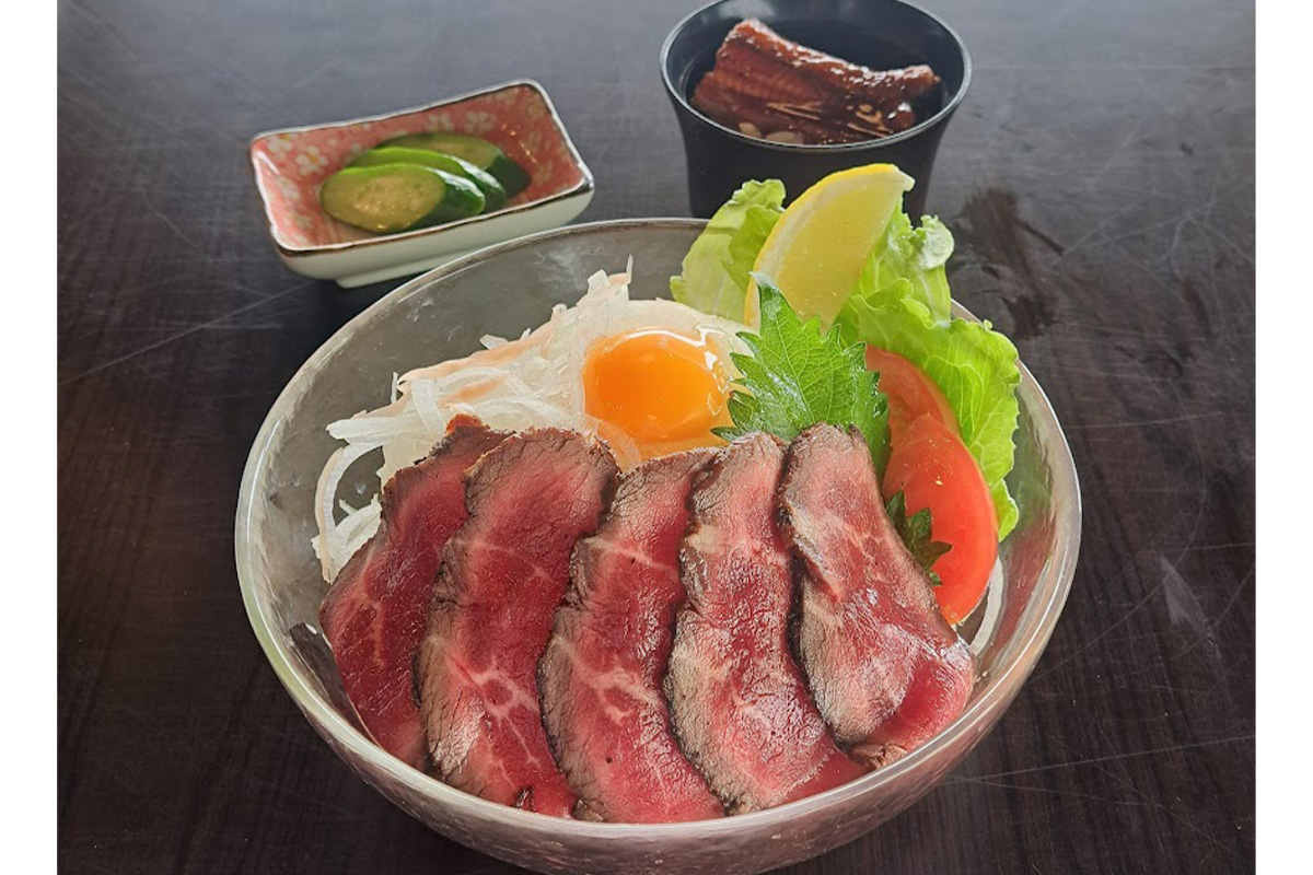 山形牛の旨味とやわらかさに、思わずうっとり。「山形牛のたたき冷やし中華ミニうな丼セット」（1900円・昼食付きプランの場合の差額は＋580円）　写真提供:大石田ゴルフクラブ
