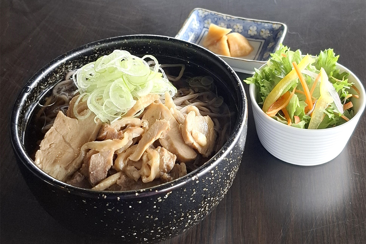 山形のご当地料理「冷たい肉そば」（1320円・昼食付きプランの場合の差額はなし）　写真提供:大石田ゴルフクラブ
