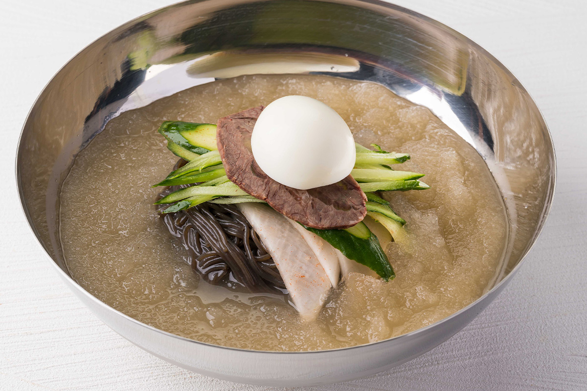 「ユッチャン冷麺」（1850円・昼食付きの場合の差額は＋400円）。黒い麺とシャーベット状のスープが特徴的　写真提供:浅見ゴルフ倶楽部