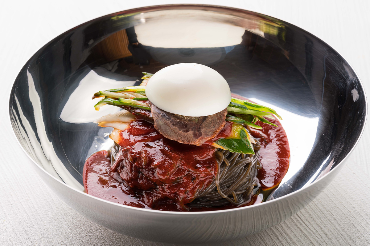 「ユッチャンビビン冷麺」（1850円・昼食付きの場合の差額は＋400円）。「ビビン」とは韓国語で「混ぜる」という意味なので、よく混ぜて食すべし　写真提供:浅見ゴルフ倶楽部