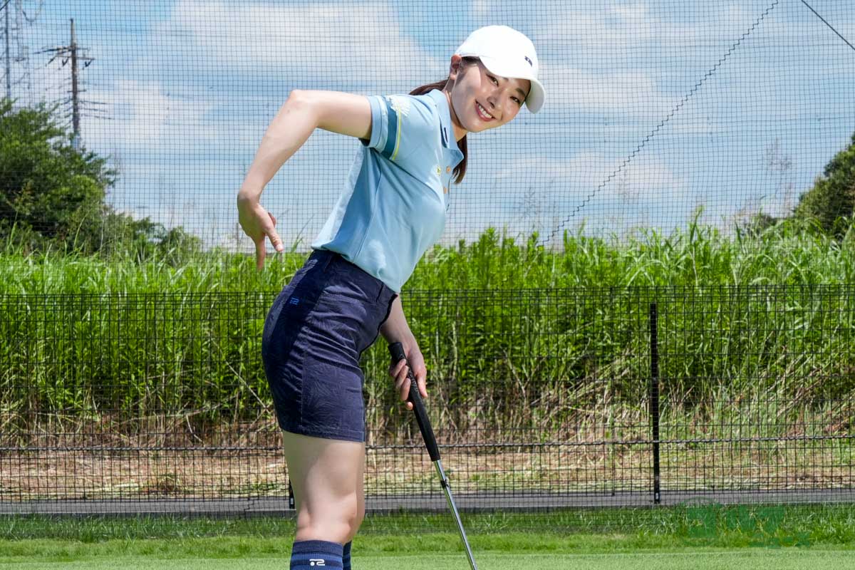 お尻を上に向けるイメージで骨盤を前傾させて構える　写真:相田克己