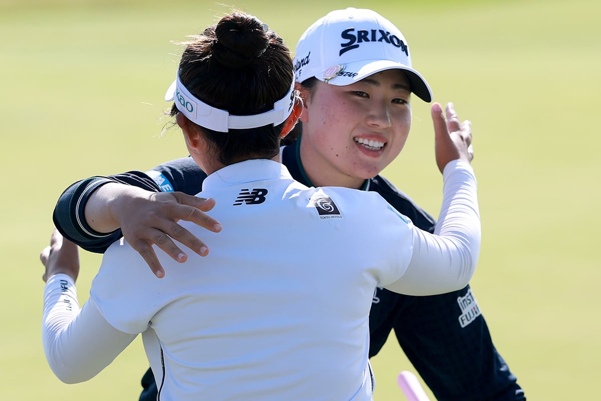 山下美夢有と健闘をたたえ合う竹田麗央 写真:Getty Images