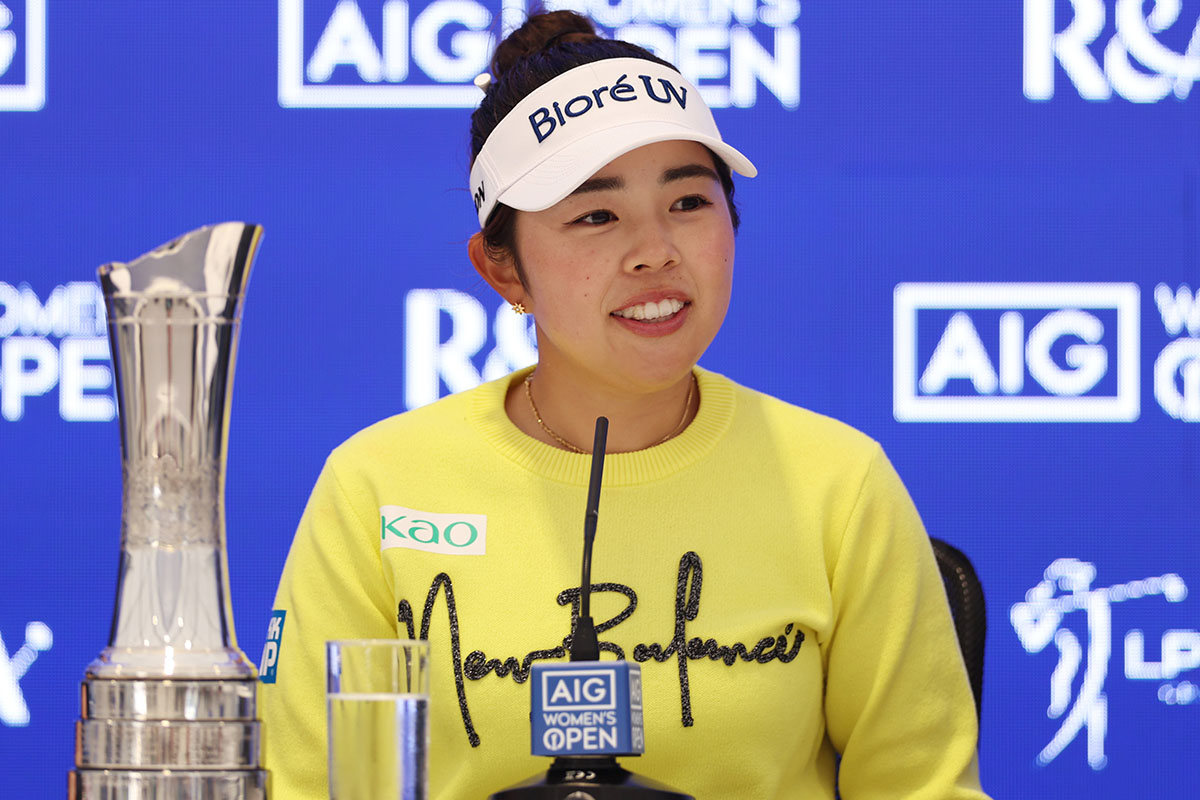 試合後の会見で笑みを浮かべる山下美夢有　写真：Getty Images