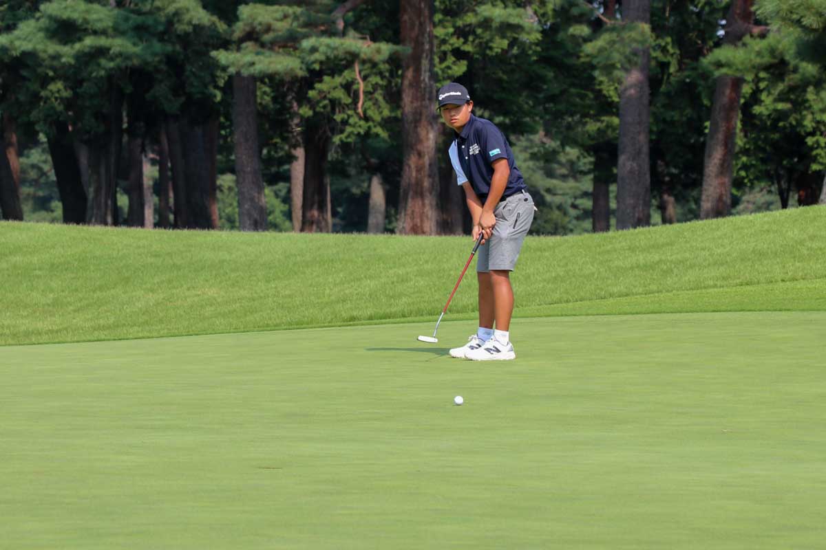 日本ジュニア男子15-17歳の部はプレーオフ1ホール目でバーディーを奪った道上崇琉（滝川第二高1年）が優勝　写真：清流舎