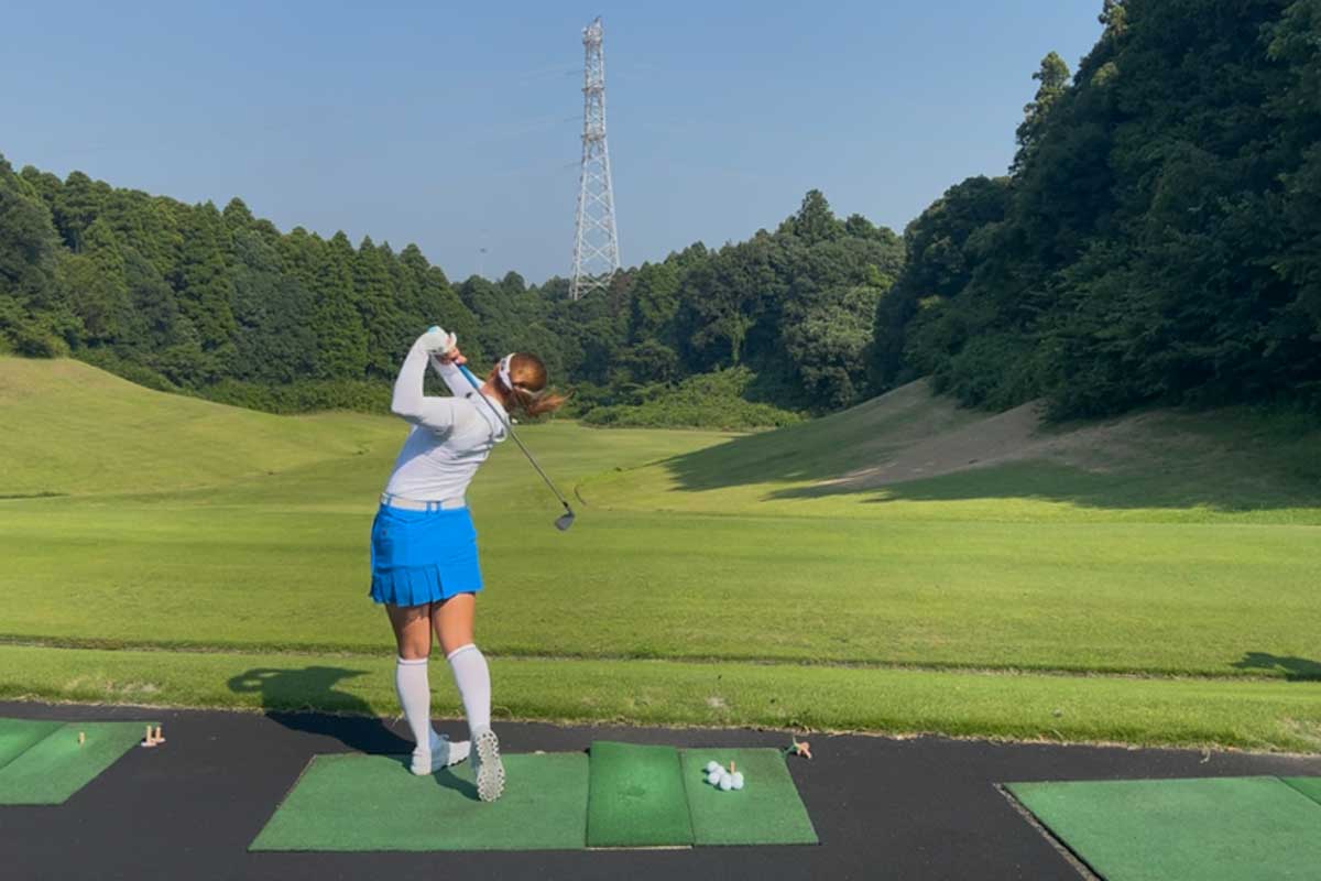 「Mizuno Pro M13」を試打する仲村果乃
