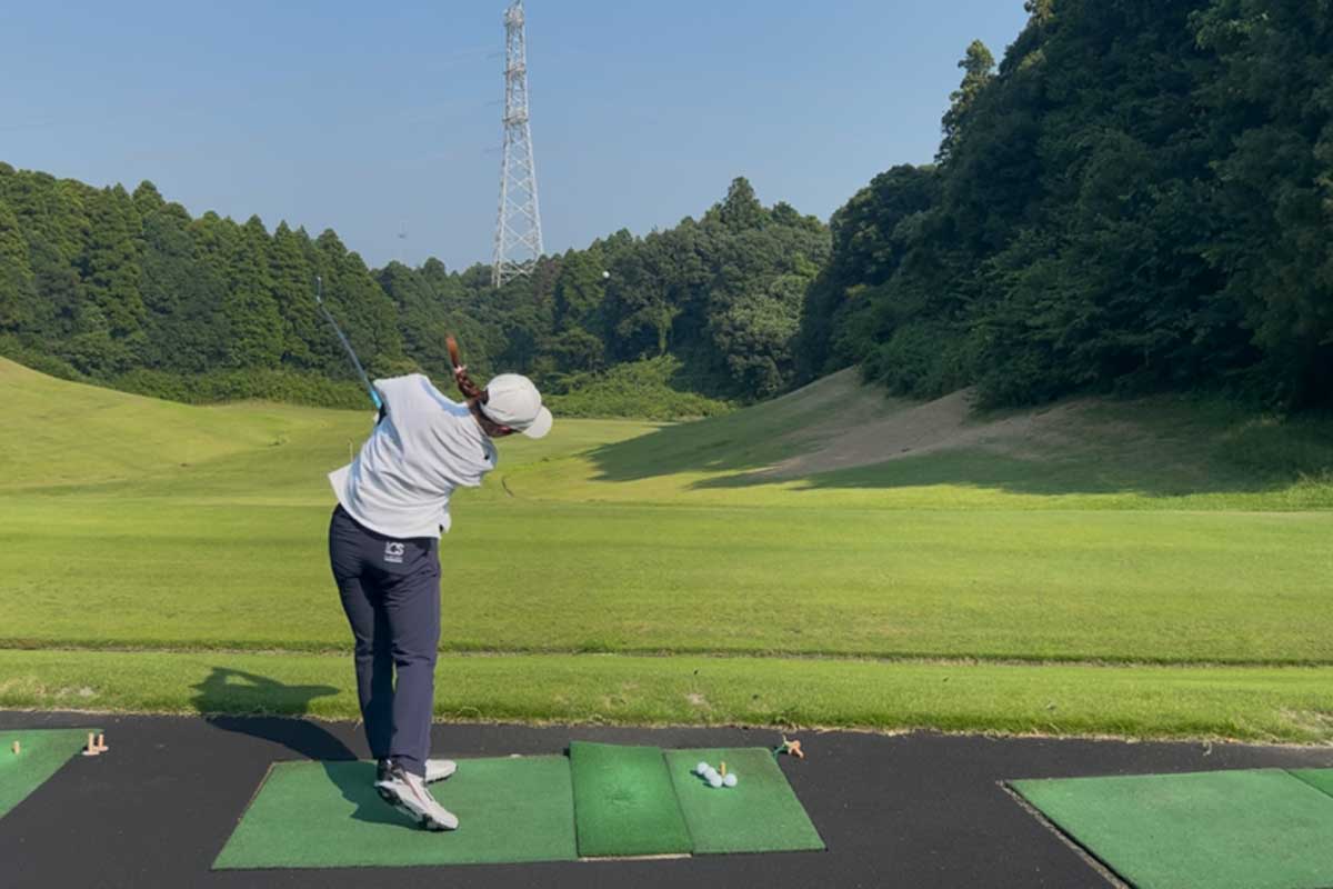 「Mizuno Pro M15」を試打する稲垣那奈子
