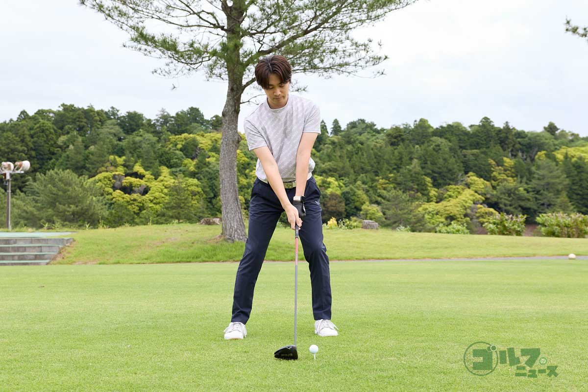 左足、右足の順に足踏みをして右足の裏に圧をかけたタイミングで手元、ヘッドを動かしてテークバック。手元が胸の高さに上がったら左足で踏み込んでダウンスイングに移行する　写真:西村恵