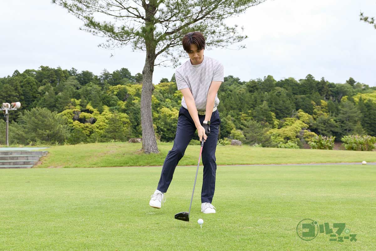 左足、右足の順に足踏みをして右足の裏に圧をかけたタイミングで手元、ヘッドを動かしてテークバック。手元が胸の高さに上がったら左足で踏み込んでダウンスイングに移行する　写真:西村恵
