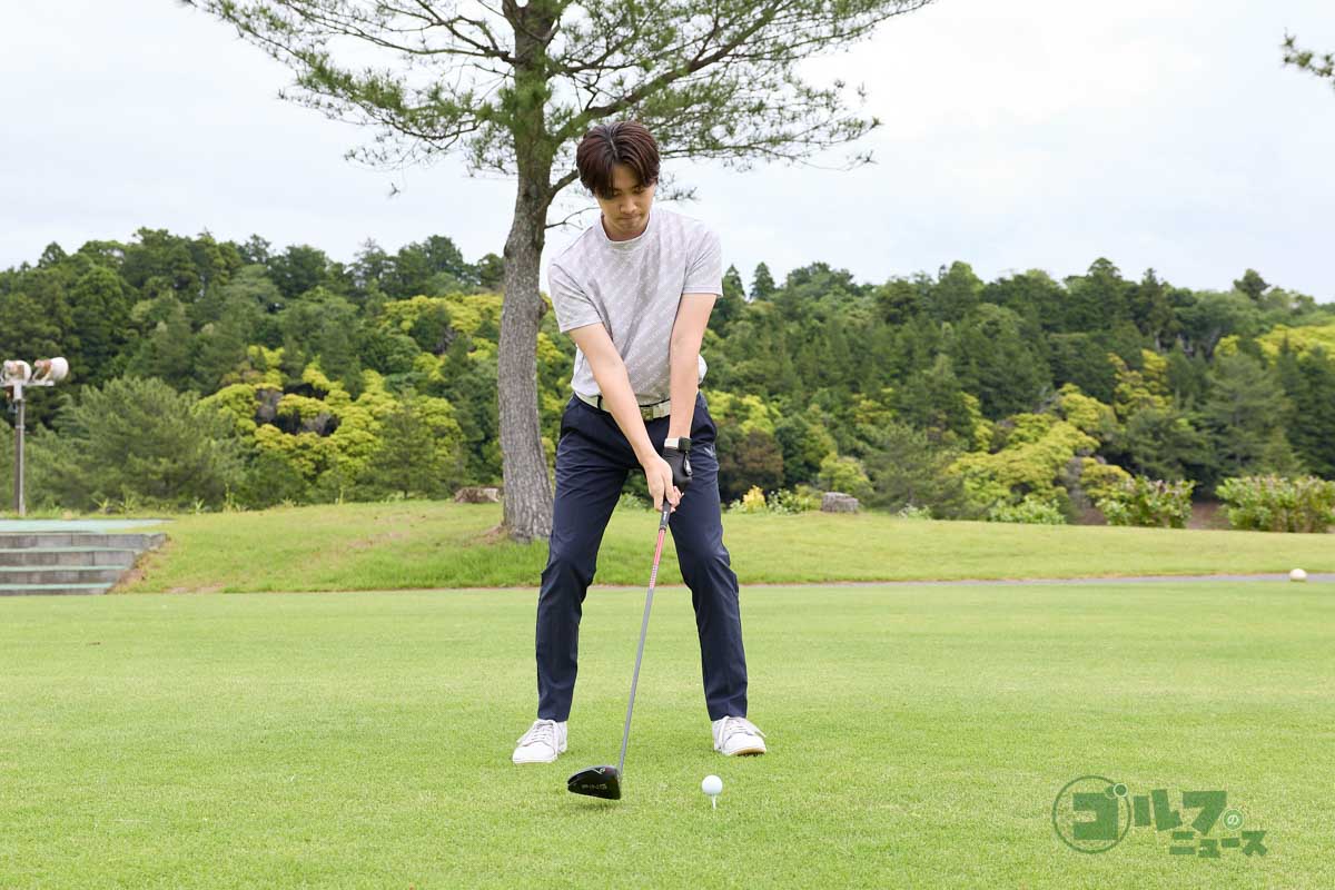 左足、右足の順に足踏みをして右足の裏に圧をかけたタイミングで手元、ヘッドを動かしてテークバック。手元が胸の高さに上がったら左足で踏み込んでダウンスイングに移行する　写真:西村恵