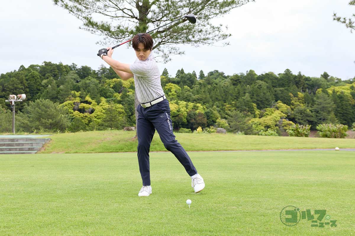 左足、右足の順に足踏みをして右足の裏に圧をかけたタイミングで手元、ヘッドを動かしてテークバック。手元が胸の高さに上がったら左足で踏み込んでダウンスイングに移行する　写真:西村恵
