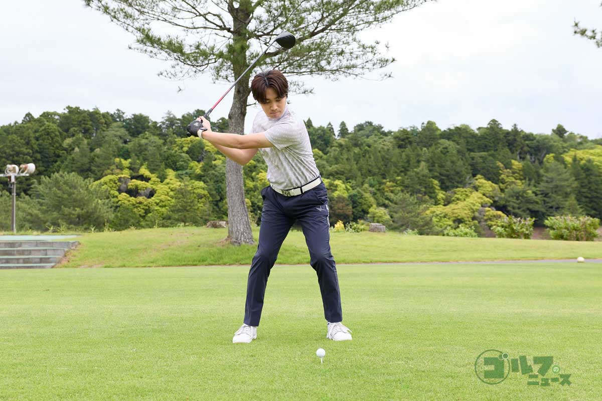 左足、右足の順に足踏みをして右足の裏に圧をかけたタイミングで手元、ヘッドを動かしてテークバック。手元が胸の高さに上がったら左足で踏み込んでダウンスイングに移行する　写真:西村恵