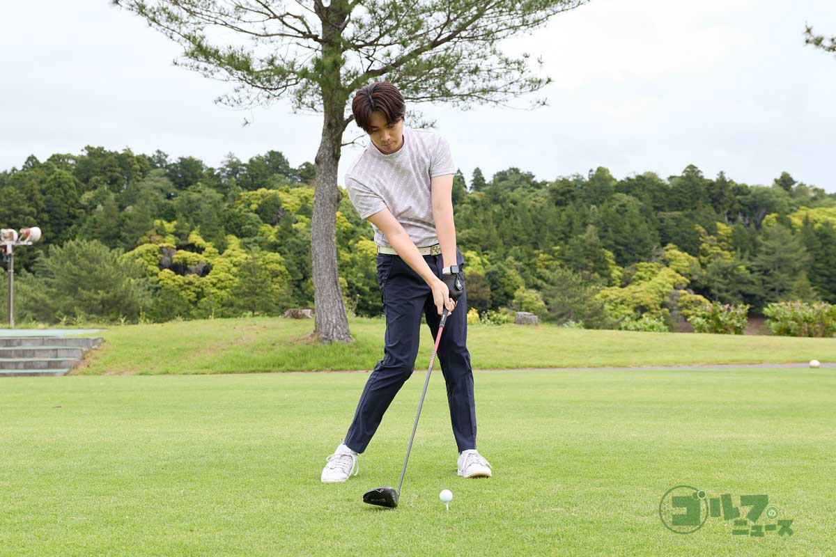 左足、右足の順に足踏みをして右足の裏に圧をかけたタイミングで手元、ヘッドを動かしてテークバック。手元が胸の高さに上がったら左足で踏み込んでダウンスイングに移行する　写真:西村恵