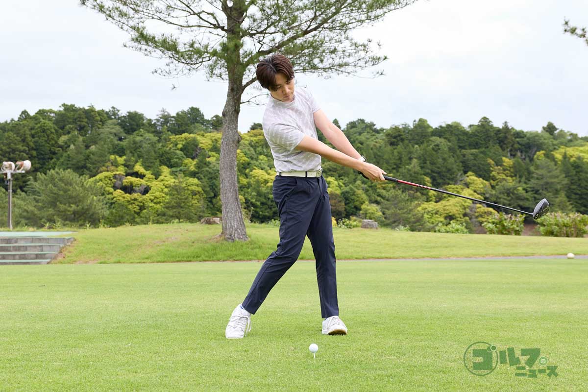 左足、右足の順に足踏みをして右足の裏に圧をかけたタイミングで手元、ヘッドを動かしてテークバック。手元が胸の高さに上がったら左足で踏み込んでダウンスイングに移行する　写真:西村恵