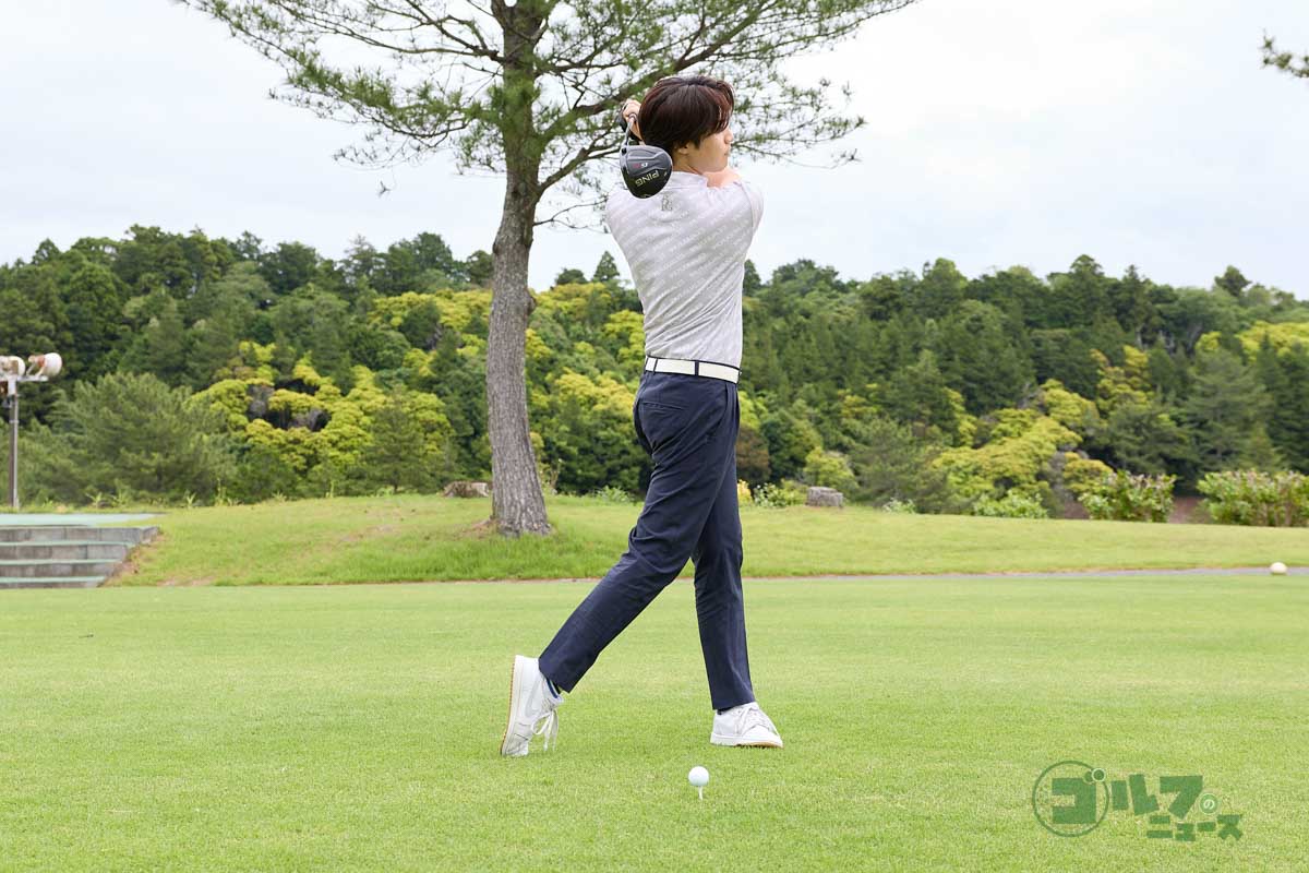 左足、右足の順に足踏みをして右足の裏に圧をかけたタイミングで手元、ヘッドを動かしてテークバック。手元が胸の高さに上がったら左足で踏み込んでダウンスイングに移行する　写真:西村恵