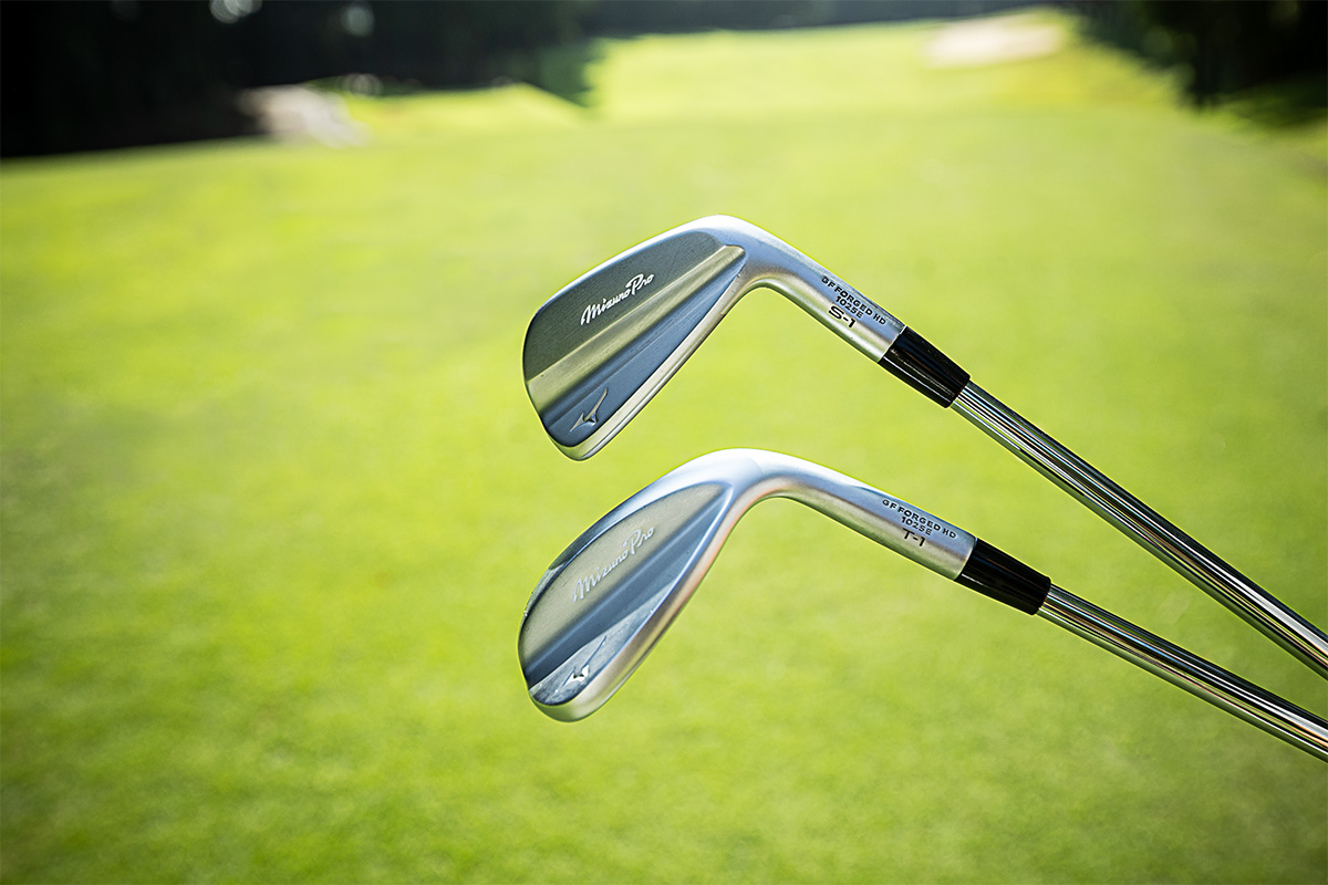 「Mizuno Pro S-1」アイアンとコースで使用した「Mizuno Pro T-1」ウェッジ[写真：落合隆仁]