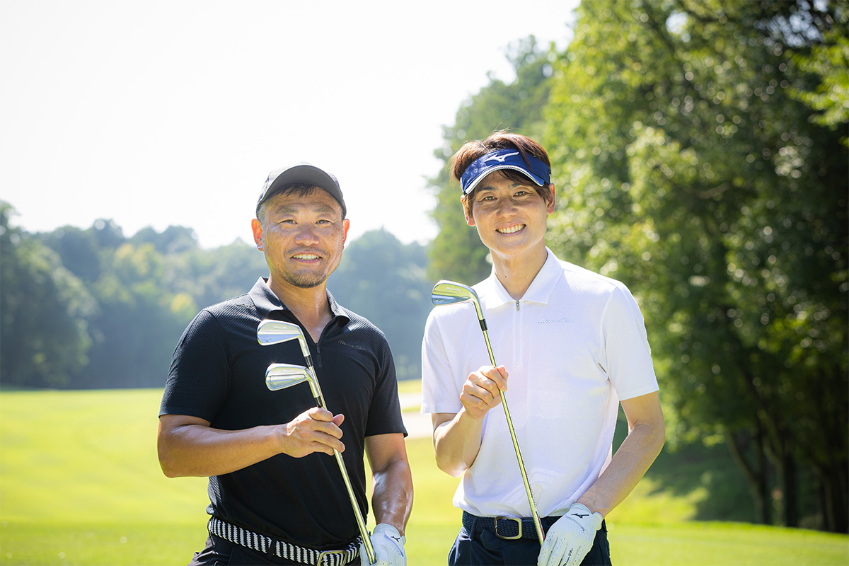 ミズノのアイアンのパフォーマンスにゾッコンになった上重さん（写真右）と石橋さん（写真左）[写真：落合隆仁]