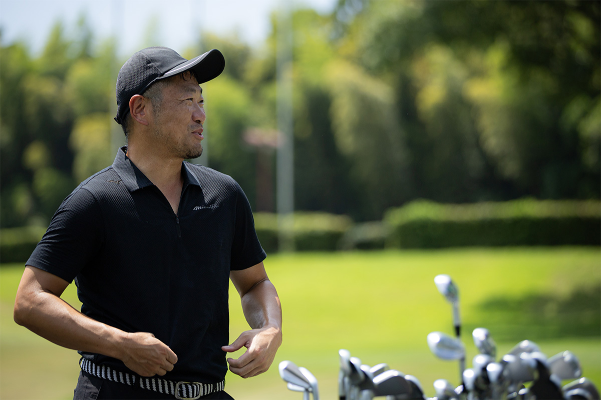 「Mizuno Pro S-1」アイアンの打感を絶賛する石橋さん[写真：落合隆仁]