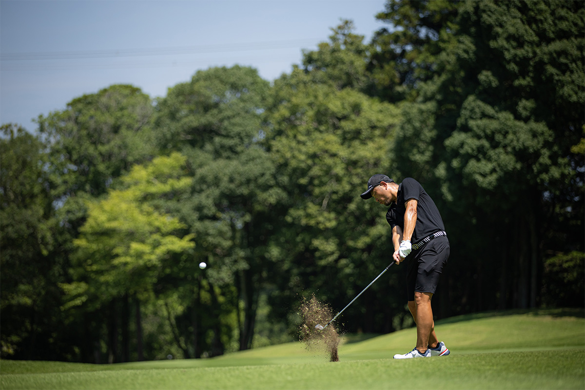 コースで試打を行う石橋さん[写真：落合隆仁]