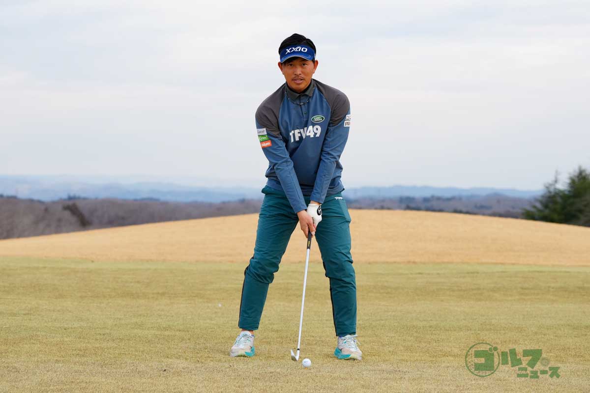 バックスイングでは右足に、ダウンスイング以降は左足に体重を移動するフットワークを身につけることがダウンブローへの近道　写真:鈴木祥